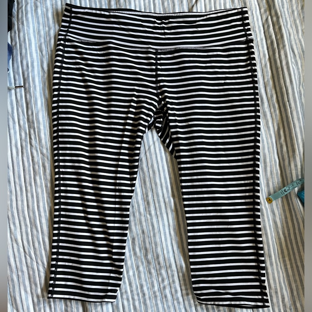 Athleta Chaturanga capri leggings - black & white stripes 1X